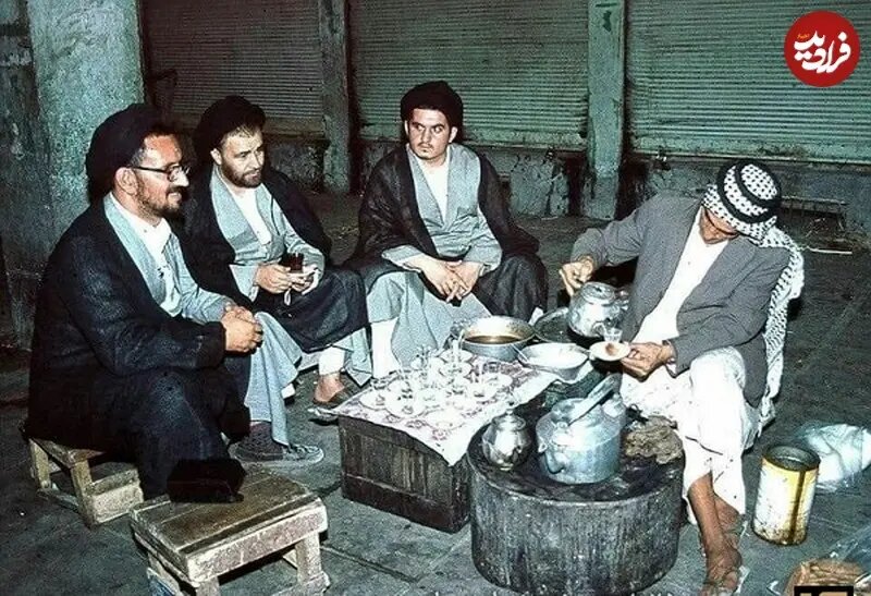 سیداحمد خمینی و سیدحسین خمینی در قهوهخانهای در نجف؛ سال ۵۶ / عکس