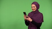 از بس زنم توی گوشی موبایلش می چرخد به او شک کرده ام
