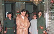 صدام در حال نماز خواندن در حرم امام هادی؛ سال ۱۳۷۶ / عکس