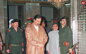 صدام در حال نماز خواندن در حرم امام هادی؛ سال ۱۳۷۶ / عکس