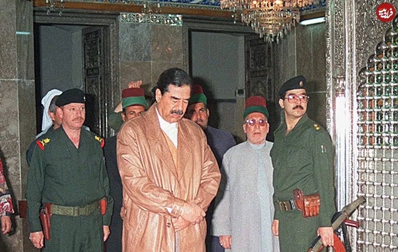 صدام در حال نماز خواندن در حرم امام هادی؛ سال ۱۳۷۶ / عکس