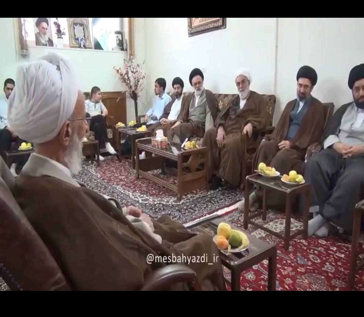 حضور آیت الله سید مجتبی خامنه‌ای در منزل مصباح یزدی + تصاویر