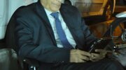 خوشتیپ‌ترین مرد دستفروش ایران با کت‌وشلوار و کراوات + عکس