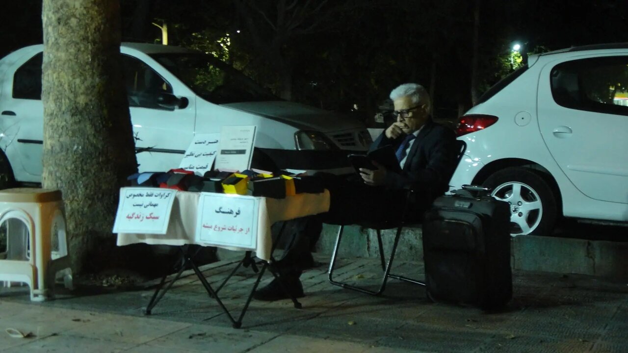 خوشتیپ‌ترین مرد دستفروش ایران با کت‌وشلوار و کراوات + عکس