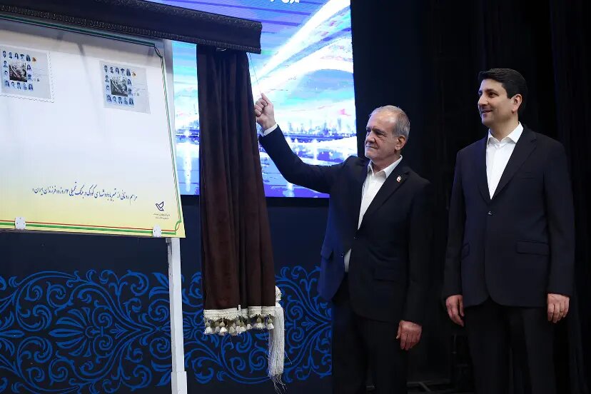 رونمایی از ربات پستچی با حضور رئیسجمهور