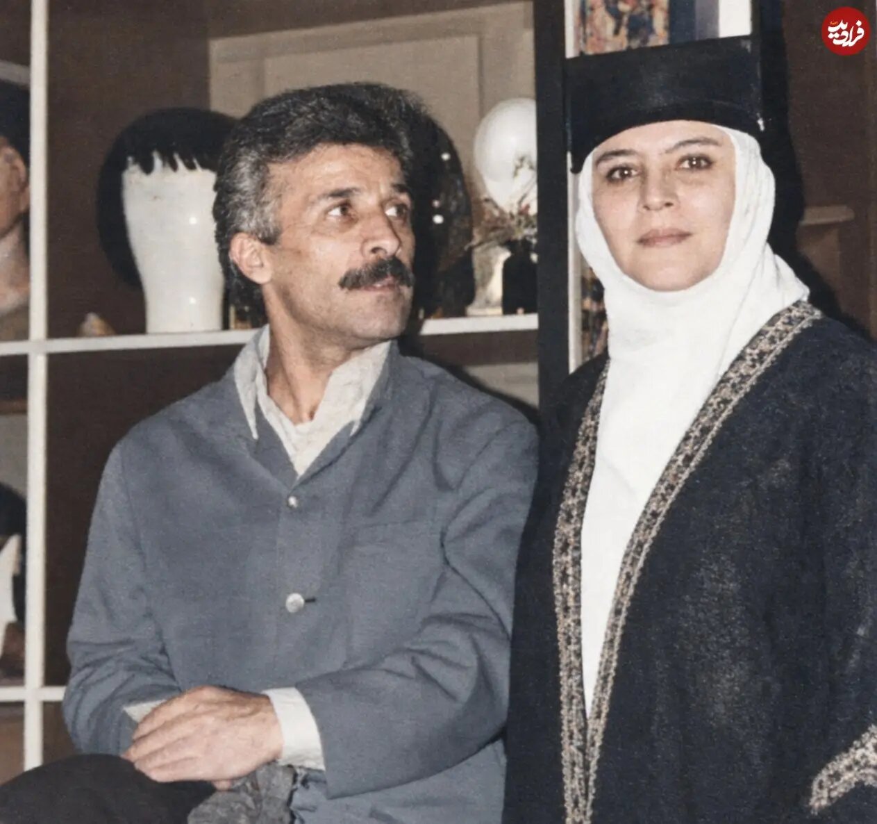 زری خوشکام، همسر علی حاتمی، در پشت صحنه‌ سلطان صاحبقران؛ سال ۵۴ / عکس