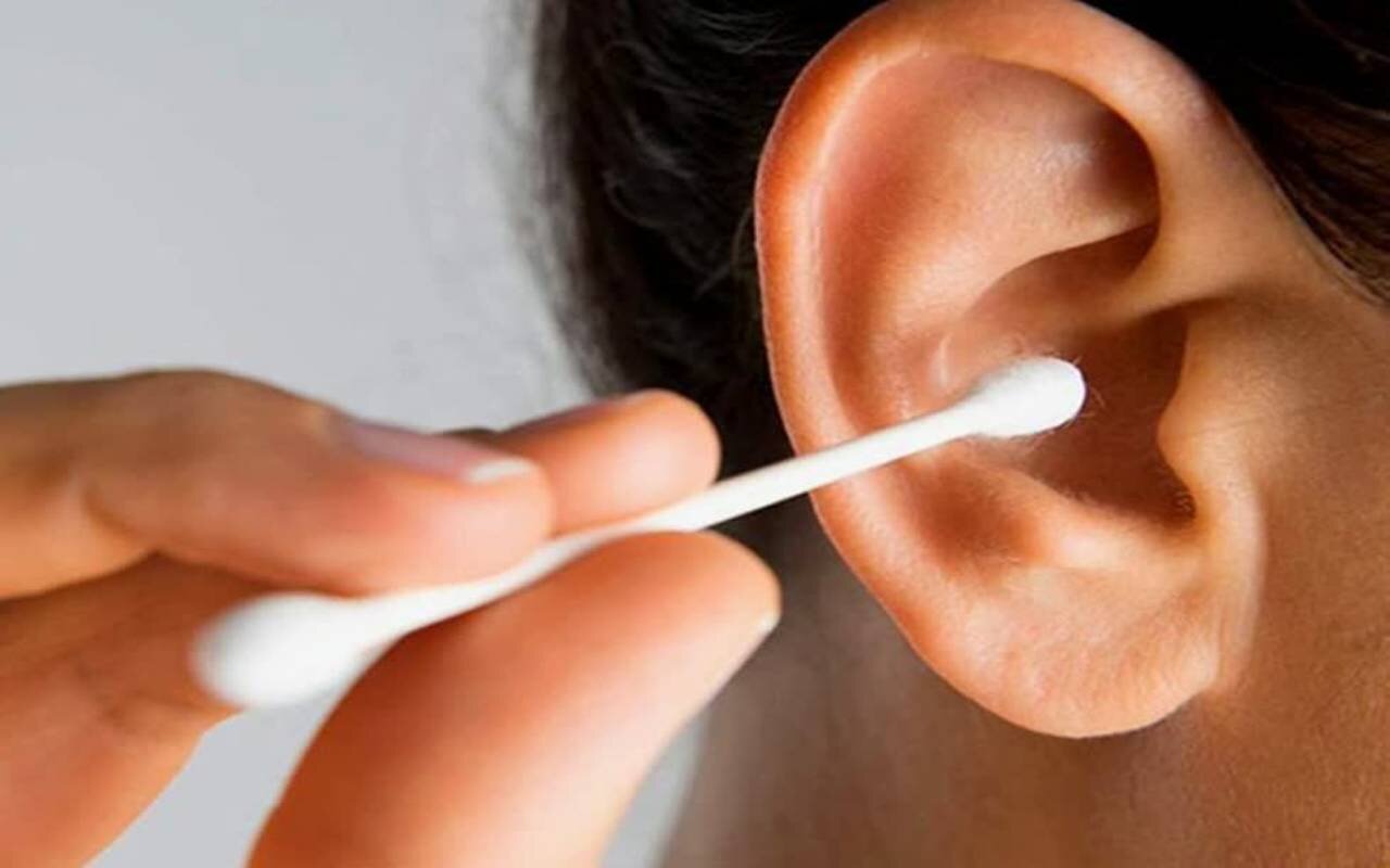 عوارض گوش پاککن؛ خطرات استفاده و روش صحیح تمیز کردن گوش + فیلم