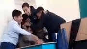 انتشار فیلم قدیمی کتک خوردن یک معلم در کلاس / روایت خبرگزاری فارس: خانواده دانش‌آموزان برای دلجویی به منزل این معلم رفته بودند