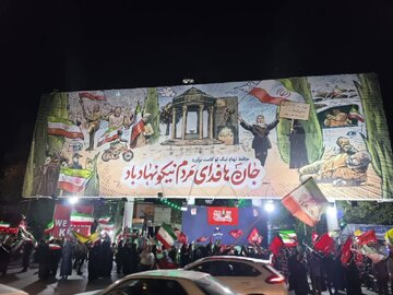 دیوارنگاره میدان امام حسین(ع) شیراز با محوریت حافظ و مردم نیک‌نهاد تغییر کرد