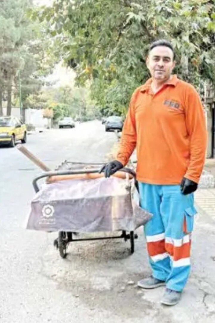 من محسن محمدزاده، پاکبان و فرزند یک پاکبان بازنشسته  با مدرک دکتری به شغلم افتخار می کنم/ عکس