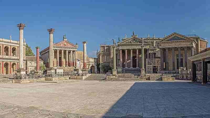ساکنان کندو در برابر بازیگرانِ یک شهرک سینمایی: کالبدشکافی دو جامعه