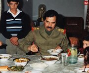 صدام حسین سر سفره و در حال غذا خوردن با لباس نظامی / عکس