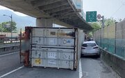 دست‌فرمان و واکنش بی‌نظیر یک راننده؛ فرار میلیمتری از له شدن زیر بار یک کامیون + فیلم
