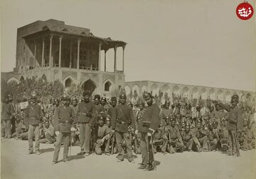 سربازان قاجاری در میدان نقش جهان اصفهان / عکس