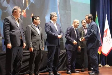 تندیس برتر کنفرانس نیروگاههای خورشیدی به قزوین رسید