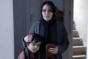 مادری مجرد همراه پسرش که شب‌ها در انباری محل کارش می‌خوابد/ فیلم کوتاه «قوها ایستاده می‌خوابند» در یک کارگاه تولید اسباب‌بازی‌های فکری می‌گذرد