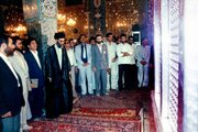 حضور رهبر شهید در حرم حضرت زینب(س)/ بوسه آیت الله سید علی خامنه‌ای بر ضریح + تصاویر