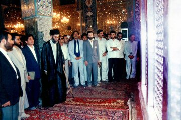 حضور رهبر شهید در حرم حضرت زینب(س)/ بوسه آیت الله سید علی خامنهای بر ضریح + تصاویر