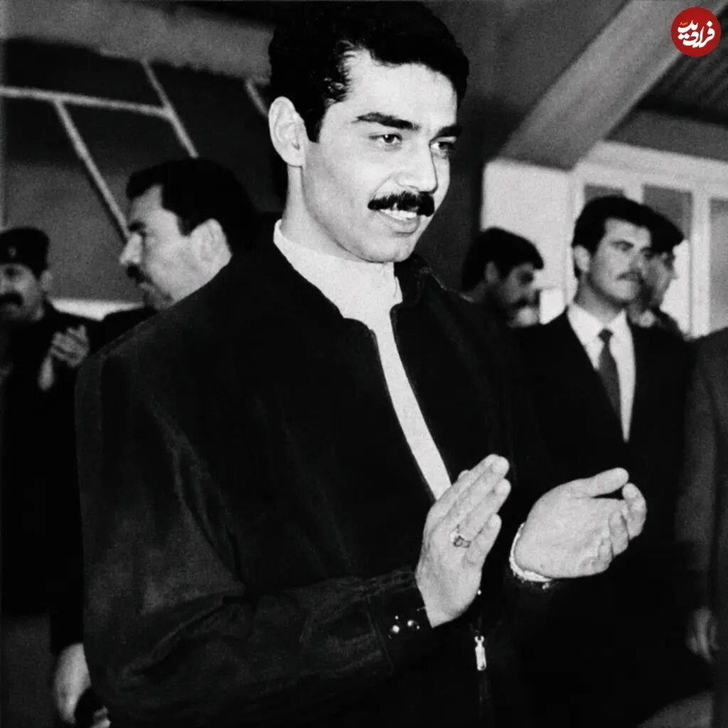 عدی، پسر صدام در حاشیه یک جلسه امنیتی؛ دهه ۷۰ / عکس