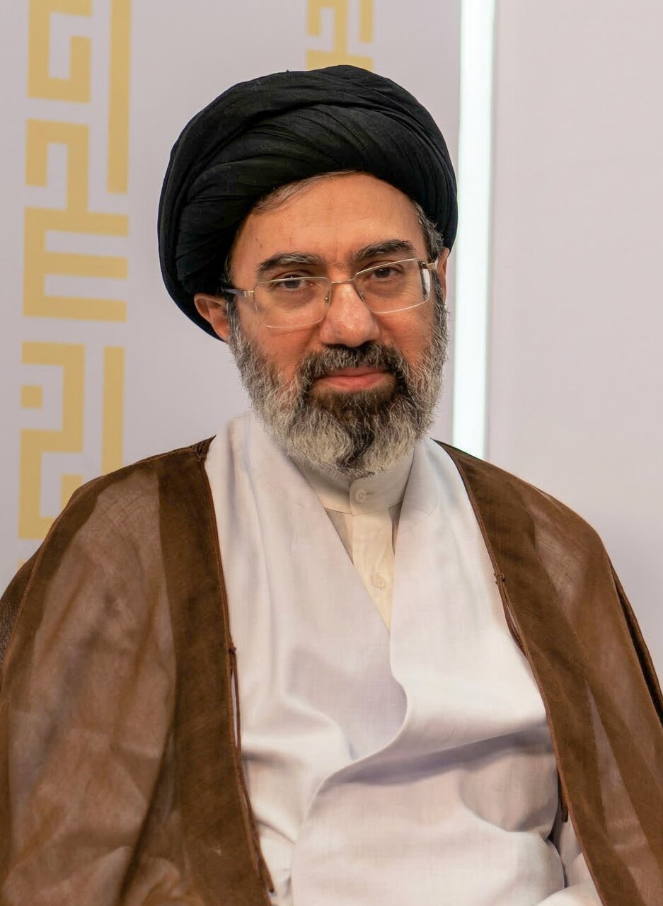 تصویر جدیدی که رسانه رهبر انقلاب، همزمان با انتشار پیام آیت الله خامنهای برای روز پرستار، از ایشان منتشر کرد