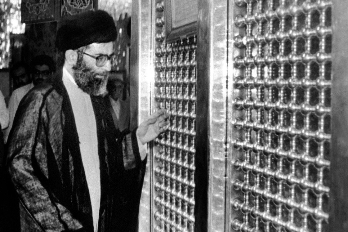 حضور رهبر شهید در حرم حضرت زینب(س)/ بوسه آیت الله سید علی خامنه‌ای بر ضریح + تصاویر