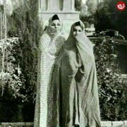 هایده و خواهرش ناهید در مقابل مقبره فردوسی؛ دهه ۴۰ / عکس
