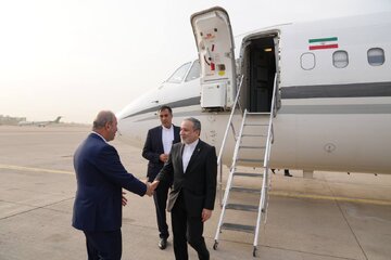 عراقچی وارد بغداد شد/ ادای احترام به شهیدان مقاومت + تصاویر