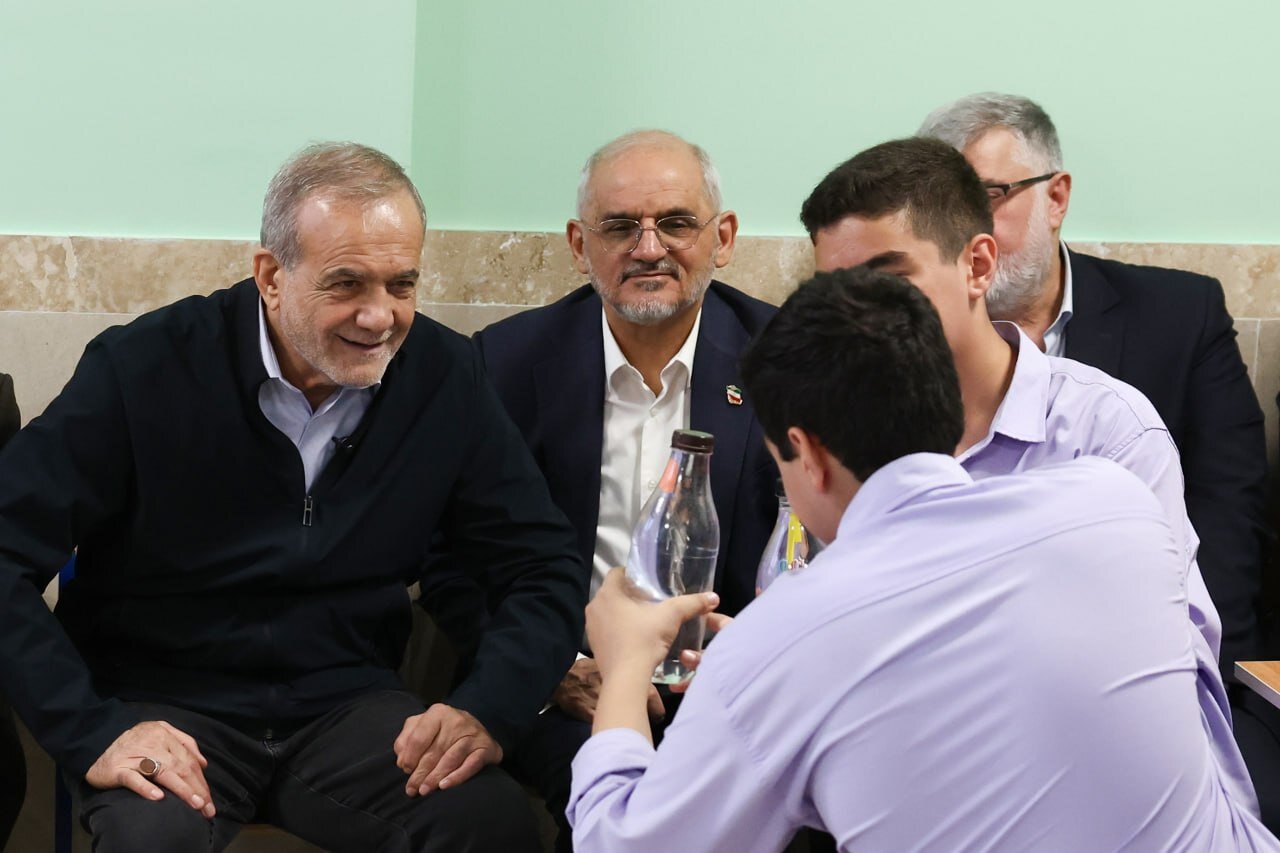 پزشکیان پشت نیمکتهای مدرسه/ رئیسجمهور پای درس دانشآموزان نشست + تصاویر