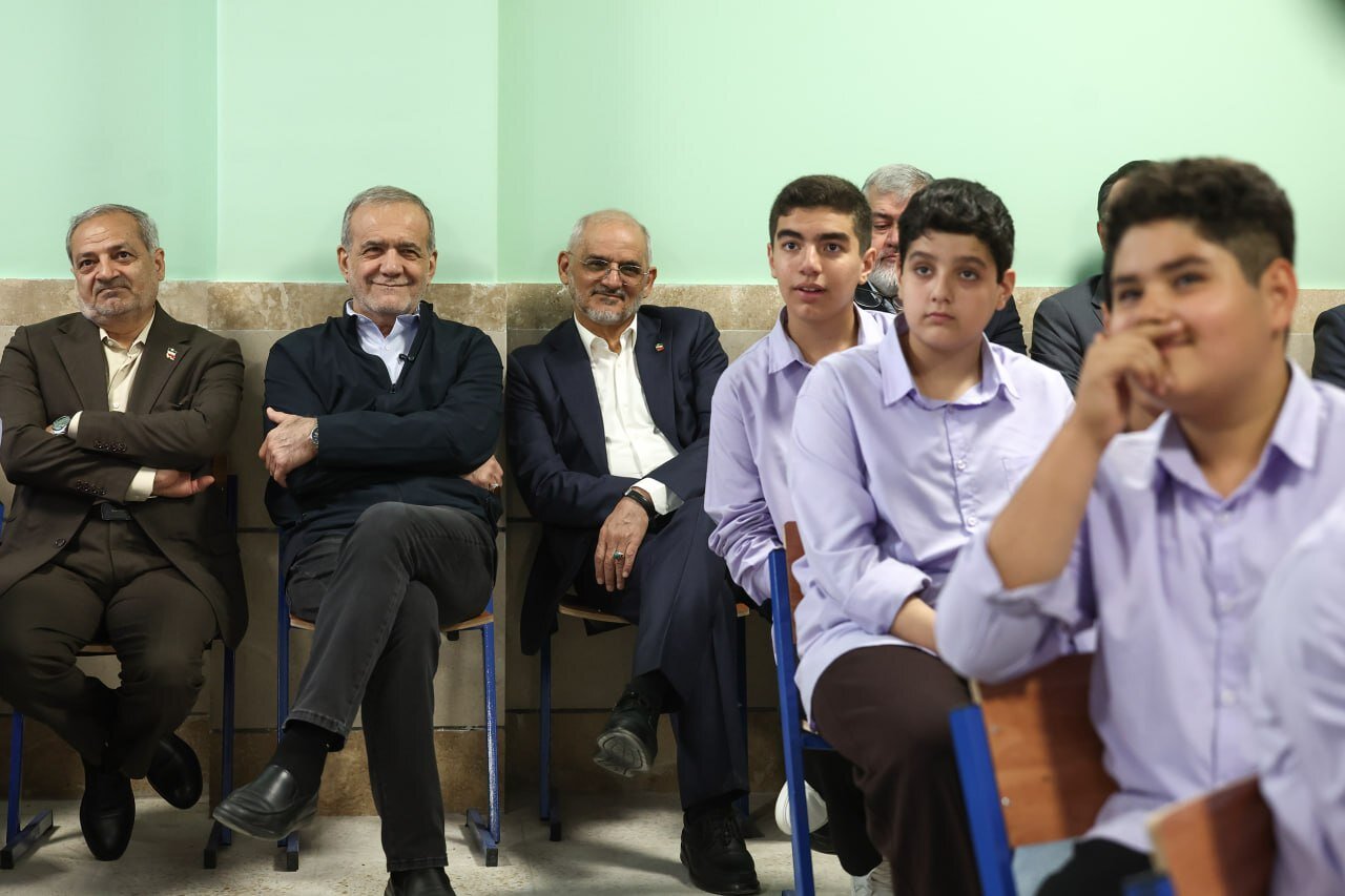 پزشکیان پشت نیمکتهای مدرسه/ رئیسجمهور پای درس دانشآموزان نشست + تصاویر