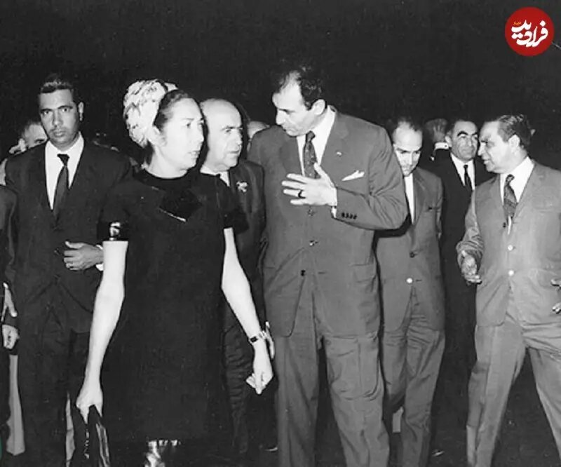 هویدا به همراه همسرش و اردشیر زاهدی در یک مراسم؛ اواخر دهه ۴۰ / عکس