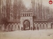 ماموران ایرانی در مقابل سفارت انگلیس؛ دوران قاجار / عکس