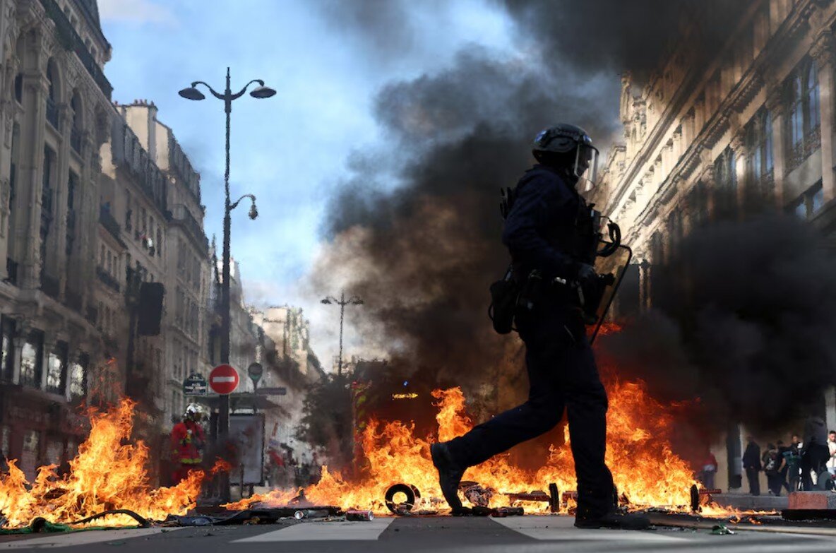 فرانسه در آتش اعتراض‌ و خشونت از غارت فروشگاه‌ها تا آتش‌گرفتن ساختمان‌های دولتی و تاریخی/ بلژیک، پرتغال، ایتالیا و آلبانی هم ناآرام شد+تصاویر