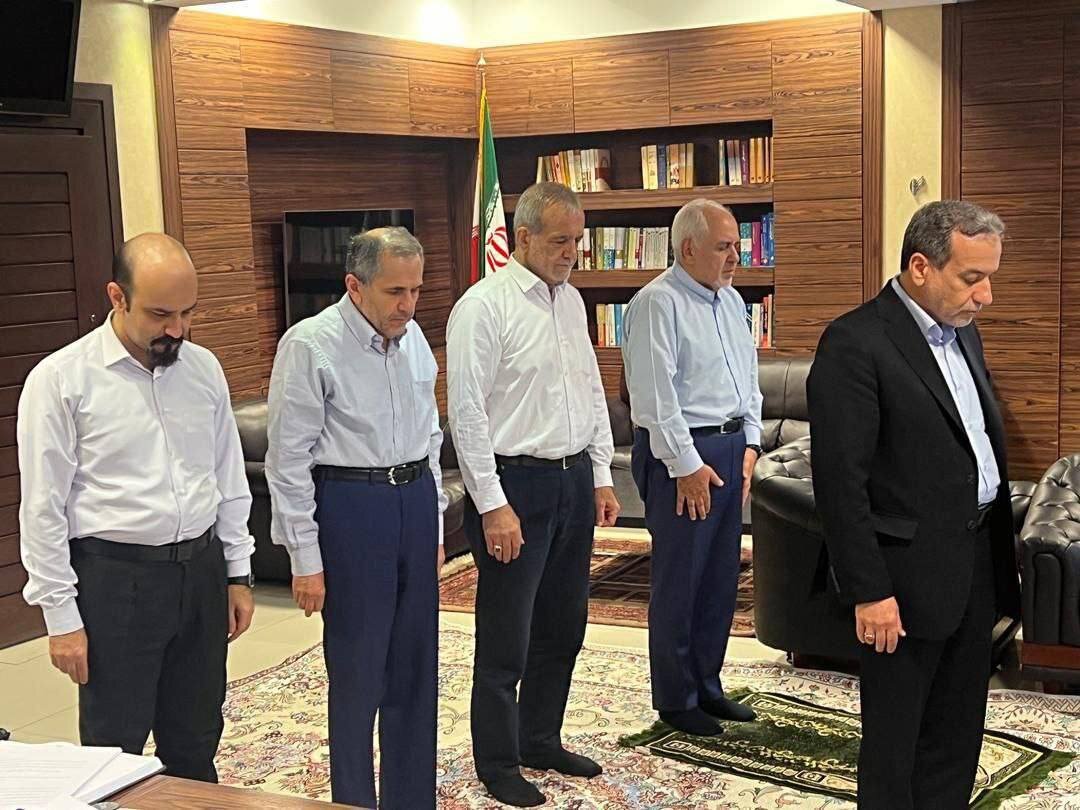 روایت عراقچی از نماز خواندن پزشکیان و ظریف پشت سر او: عکس در آمد و ماجرا شد + فیلم