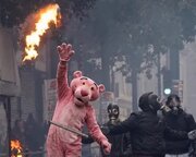 پلنگ صورتی در تظاهرات فرانسه دستگیر شد!/عکس