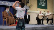 لحظه ورود رهبر شهید انقلاب به حسینیه امام خمینی(ره) با ضرب مرشد + فیلم