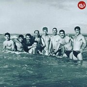 تختی و فردین به همراه تیم ملی کشتی در دریای خزر؛ اوایل دهه ۳۰ / عکس