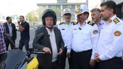 علی پروین با ظاهری متفاوت در میان پلیس‌ها + فیلم