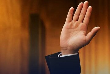 عبور از خطکشیهای کور، هنر شهادت دادن به سود رقیب در طوفان تعصبات حزبی