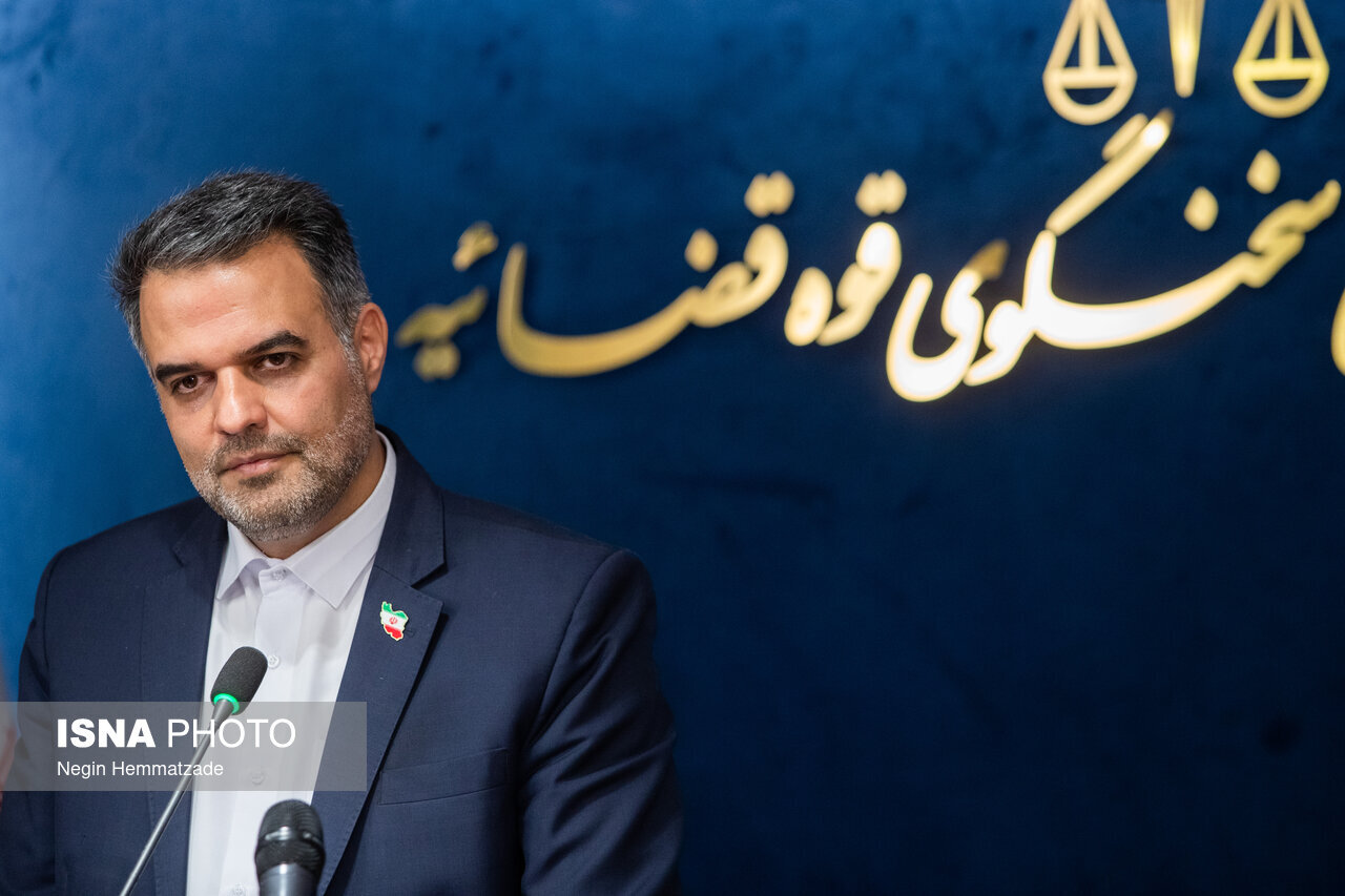 سخنگوی قوه قضائیه: برای برخی مسئولان دولتی و یک معاون وزیر در پرونده کارتهای بازرگانی پرونده قضائی تشکیل شد / فقط ۱۳ بانک کفایت سرمایه دارند