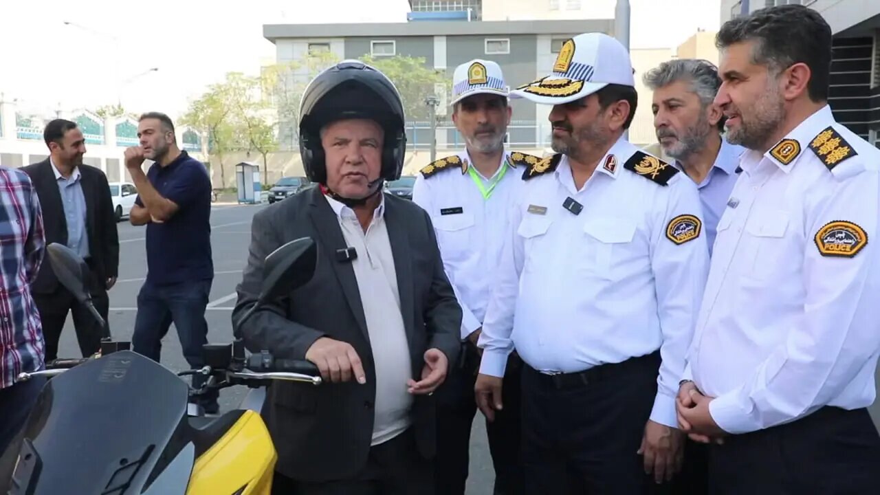 علی پروین با ظاهری متفاوت در میان پلیس‌ها + فیلم