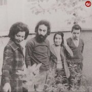 سهراب سپهری در کنار خانواده و در خانه گیشا تهران؛ سال ۵۵ / عکس