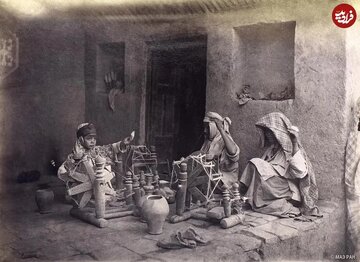 زنان در حال نخریسی در دوران قاجار / عکس