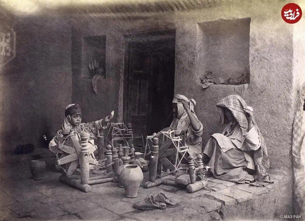 زنان در حال نخ‌ریسی در دوران قاجار / عکس