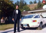 بهروز وثوقی در کنار خودروی پورشه ۹۲۸ شخصی‌اش در آمریکا + عکس