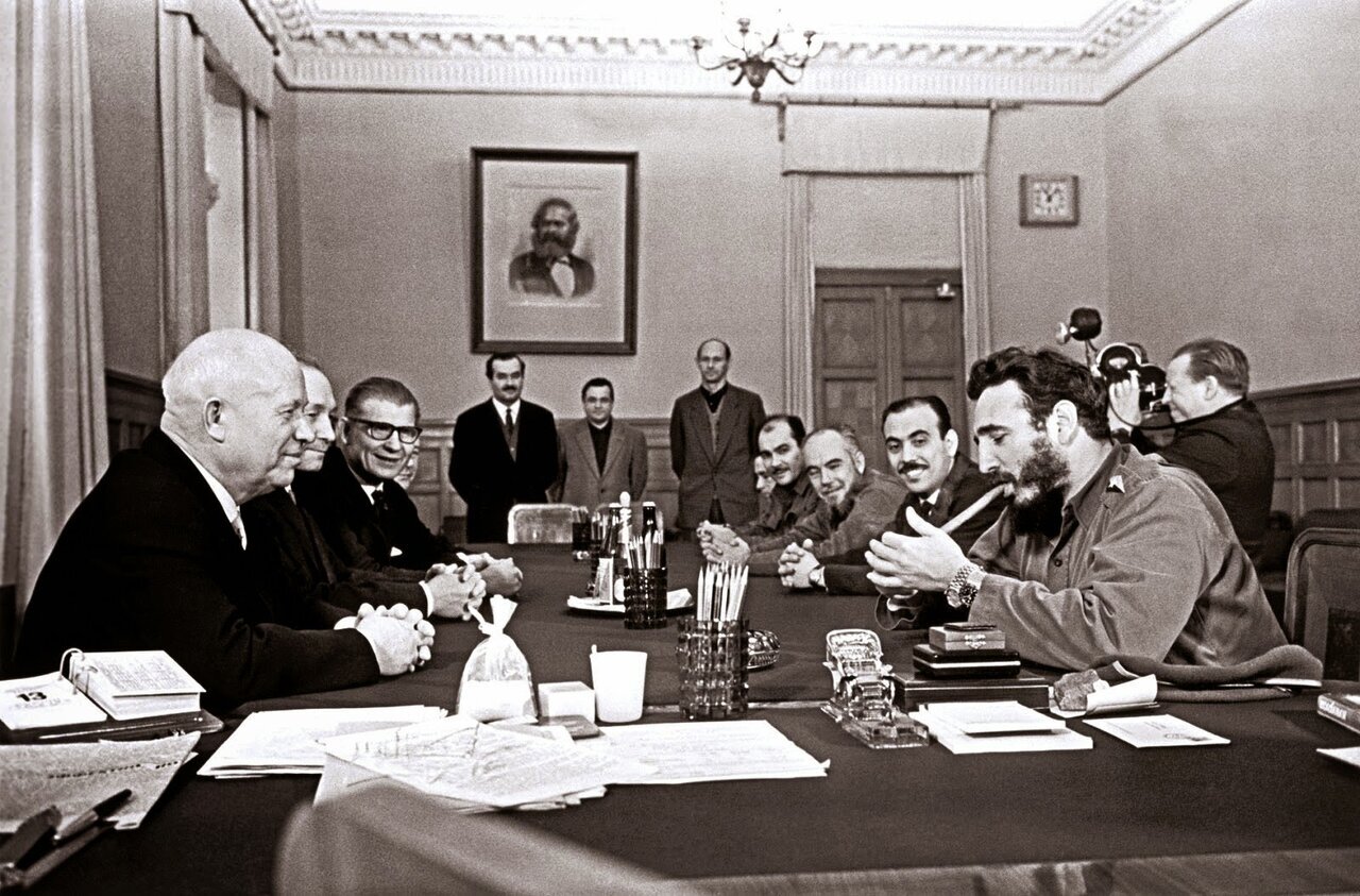 زیر سایه مارکس با دو ساعت رولکس؛ روایت یک عکس کمتر دیده‌شده از دیدار کاسترو و خروشچف