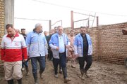 استاندار آذربایجان‌غربی پای درددل روستاییان سیل زده سلماس نشست / عکس