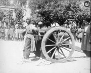 صحنه اعدام با توپ در شیراز در دوران قاجار / عکس