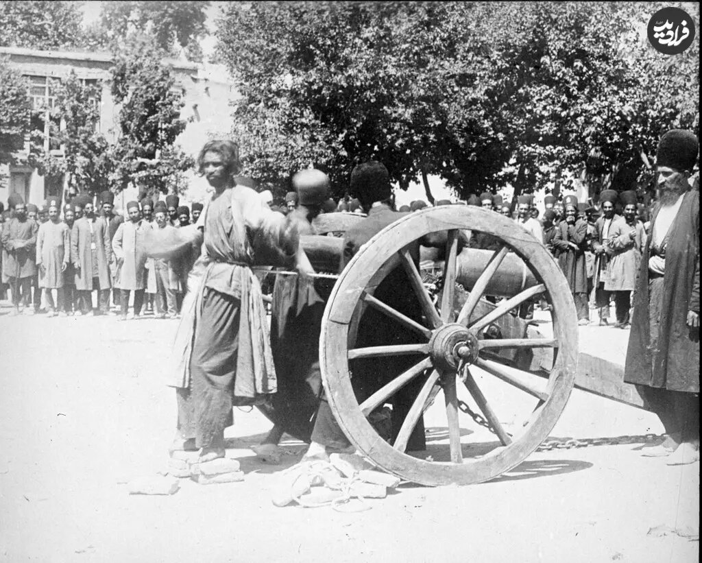 صحنه اعدام با توپ در شیراز در دوران قاجار / عکس