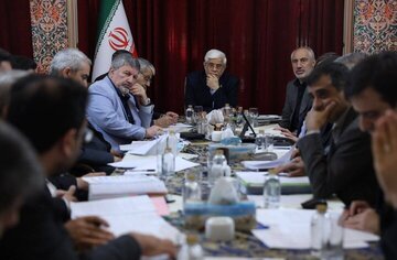 عارف: جنگ کار سختی است، با وجود جنگ اقتصادی، دستبسته نیستیم
