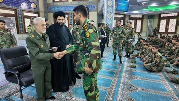 اعطای عطیه آیت الله سیدمجتبی خامنه ای، فرماندهی کل قوا به دانش آموختگان دانشگاه افسری امام علی (ع)